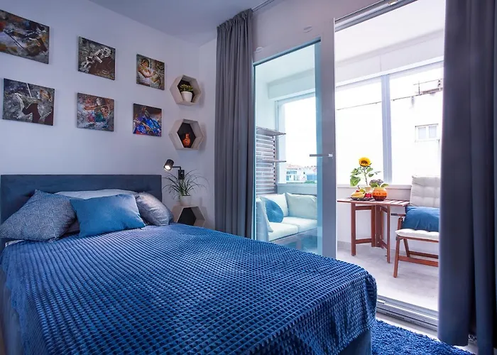Deluxe City Center Blue Apartment