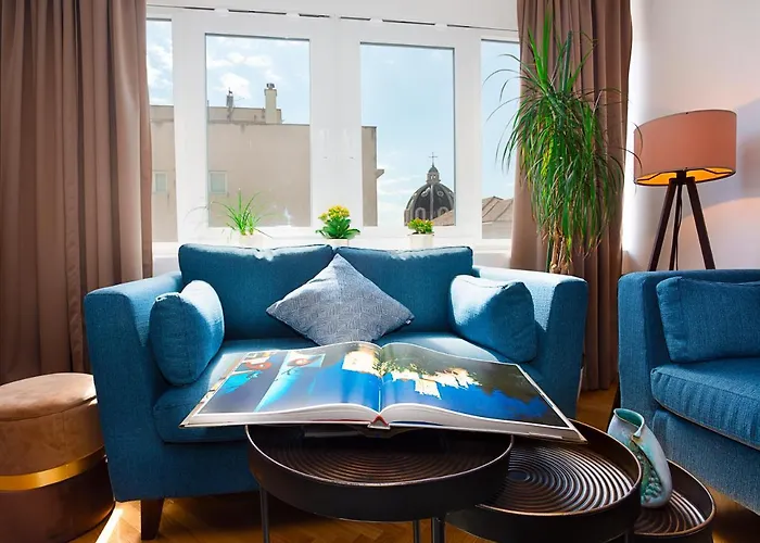 Deluxe City Center Blue Apartment