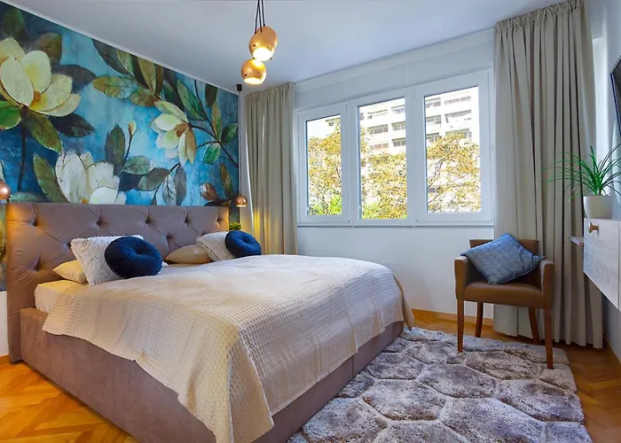 Deluxe City Center Blue Apartment